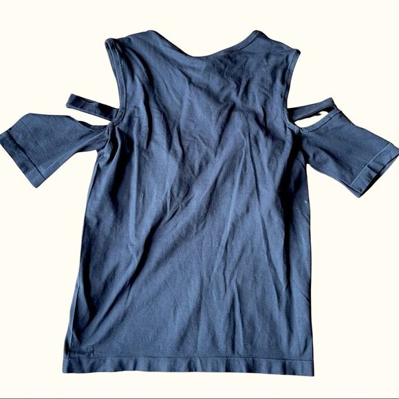 NWT Fabletics Dove Seamless Cutout Tee Black Sz M Activewear Top Versatile - Picture 5 of 6